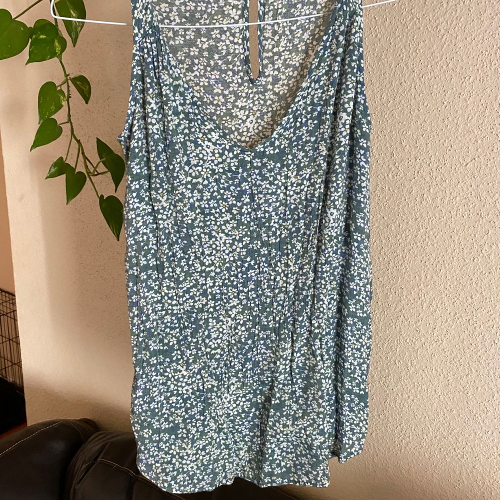 Sleeveless DIP floral top.
